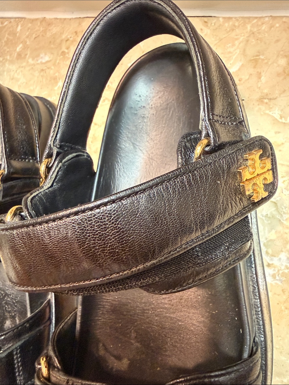 Tory Burch Black Leather woman Sandals with Gold Logo Accents - Picture 6 of 7